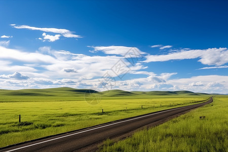 穿过草原的公路图片