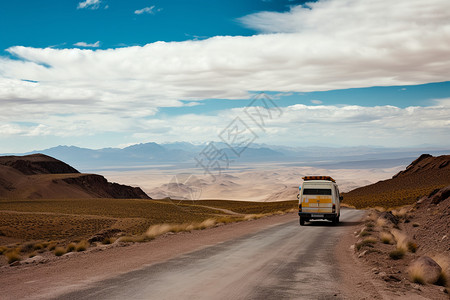 行驶在沙漠公路上的汽车图片