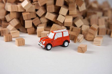 木块堆前的玩具车图片