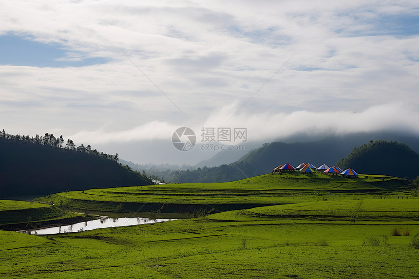 山坡上的几顶帐篷图片