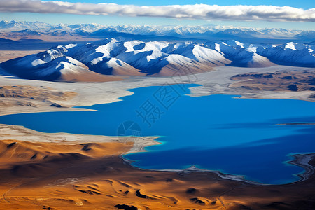山谷的湖水背景图片