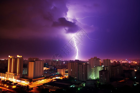 闪电笼罩的城市背景图片
