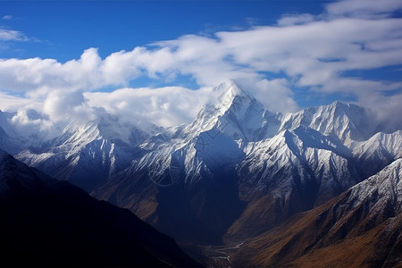 云层中的山峰图片