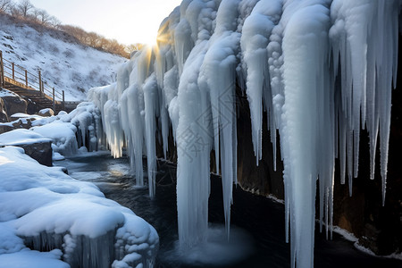 流水冻成冰柱冬季山上的流水冻成冰背景