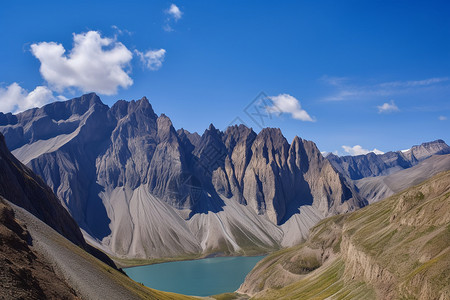 山峰湖泊图片