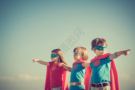 超人服装穿着超人服的孩子背景