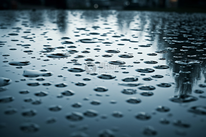 下雨天滴落的雨滴图片