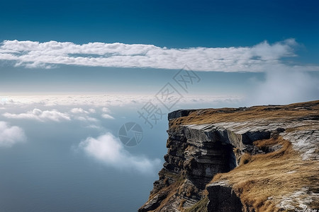 蓝天中的悬崖边缘和白云图片