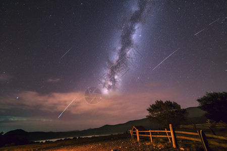 美丽的流星雨高清图片