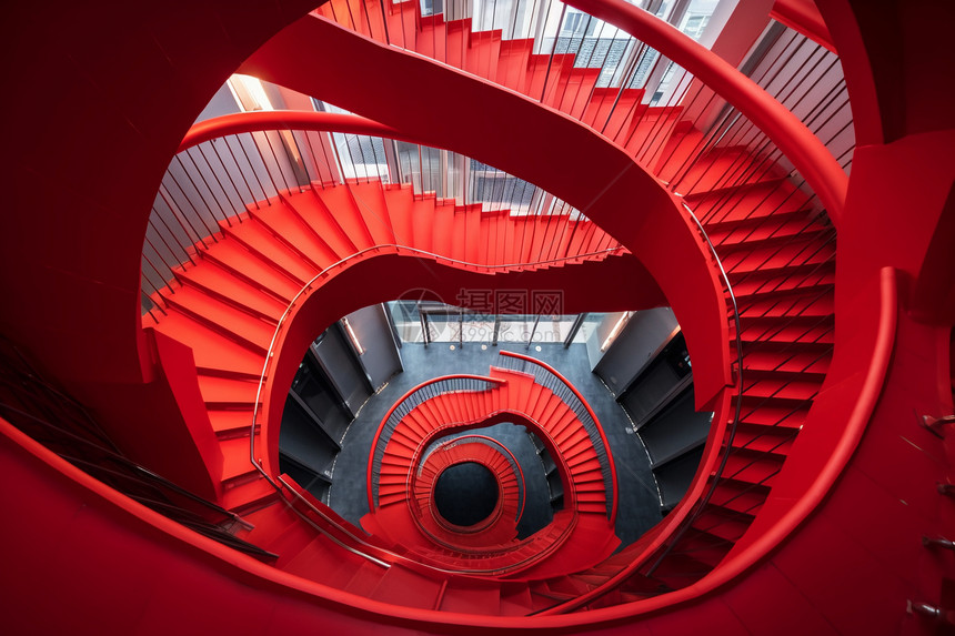 红色高层旋转楼梯图片