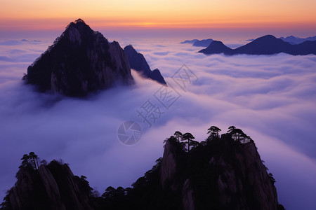 清晨陡峭山崖中的云海图片