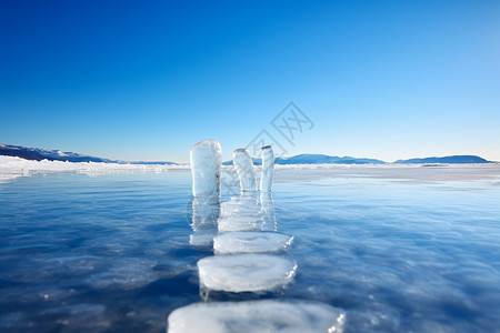 沪沽湖景色湖面上的冰柱设计图片
