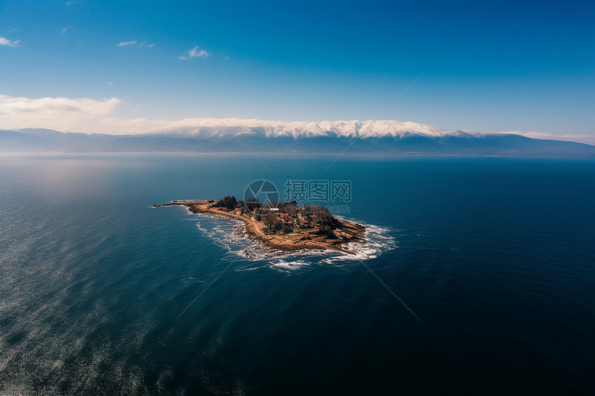 海洋中的岛屿自然景观图片