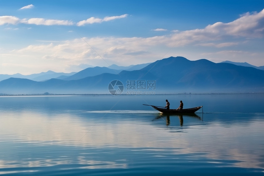 泸沽湖里的渔船图片
