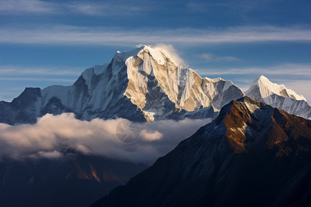 山巅的白雪图片