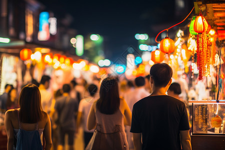 人群购物热闹的夜市商店背景