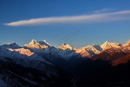 起伏的山峰背景图片