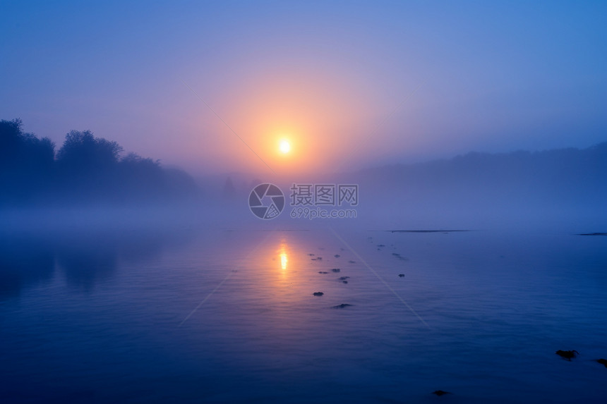 雾气蒙蒙的湖面图片