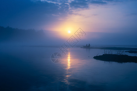 雾气朦胧的湖面图片