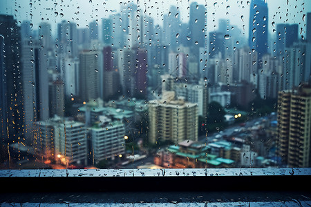雨水怀抱中的城市景观图片