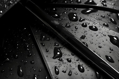 被雨水打湿的雨伞图片