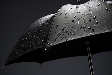 水滴在黑色的雨伞上滴落而下图片