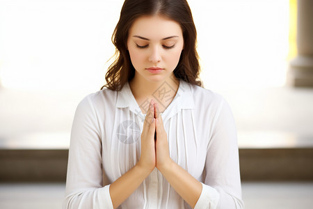 一位年轻女性正在祈祷背景图片