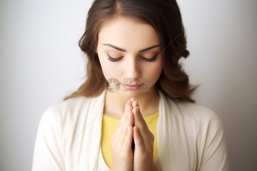 正在祈祷的年轻女性图片