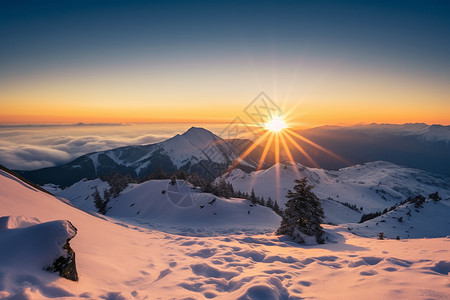 夕阳照耀下的雪山山峰图片