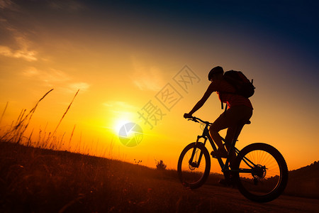 日落下的骑车男性图片