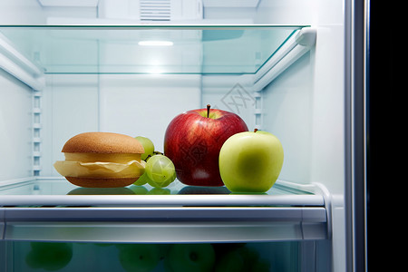 冰箱内的新鲜苹果图片