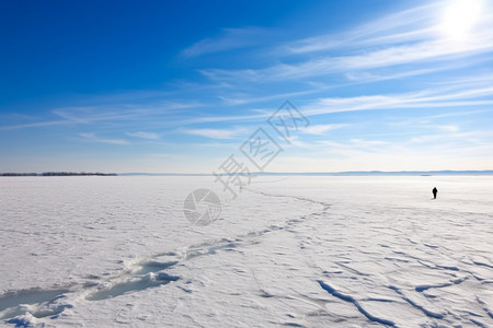 寒冷冬季结冰的湖面图片