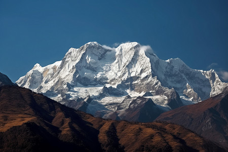 远眺壮观的雪山景色图片