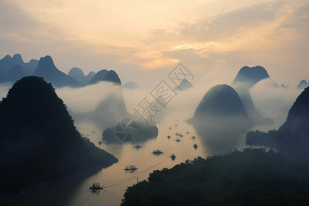 被云雾笼罩着的山峰图片