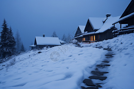 冬天夜晚房子银装素裹的木房子背景