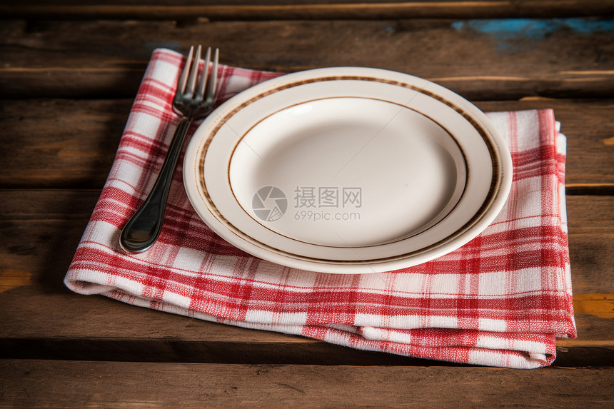 桌布上的盘子和叉子图片
