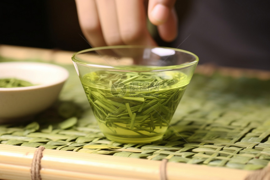 玻璃杯里的绿茶图片