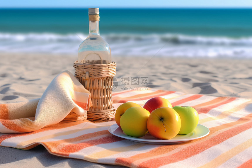 沙滩上的苹果饮料图片