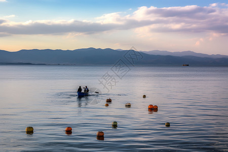 水波粼粼的海面图片