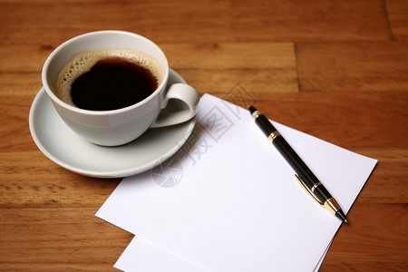 桌面上的白纸和咖啡背景图片