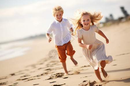 沙滩上开心玩耍的儿童背景图片