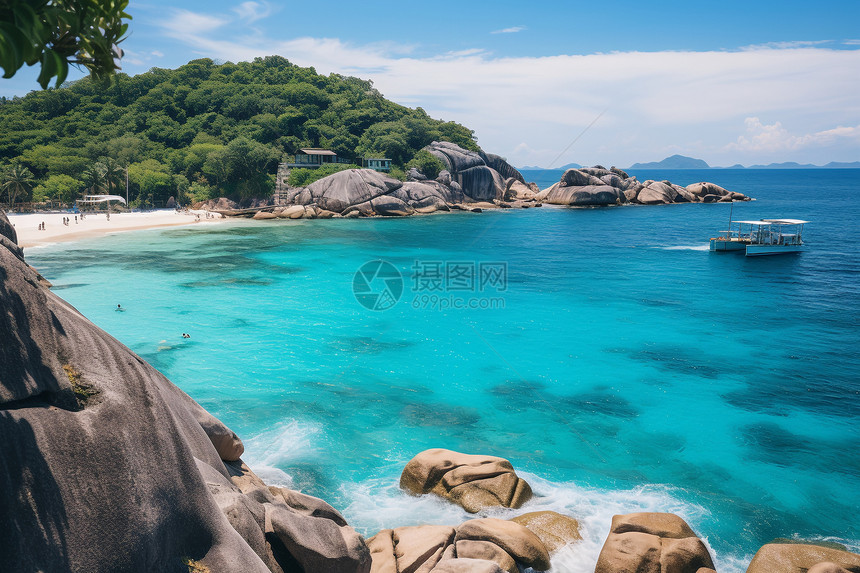 海岸边的礁石和海水图片