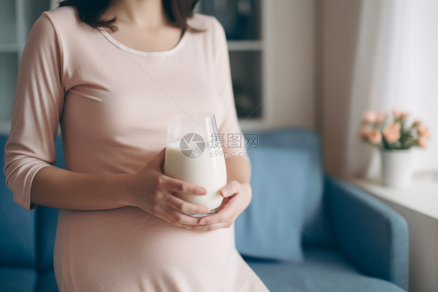 孕妇在家休息图片