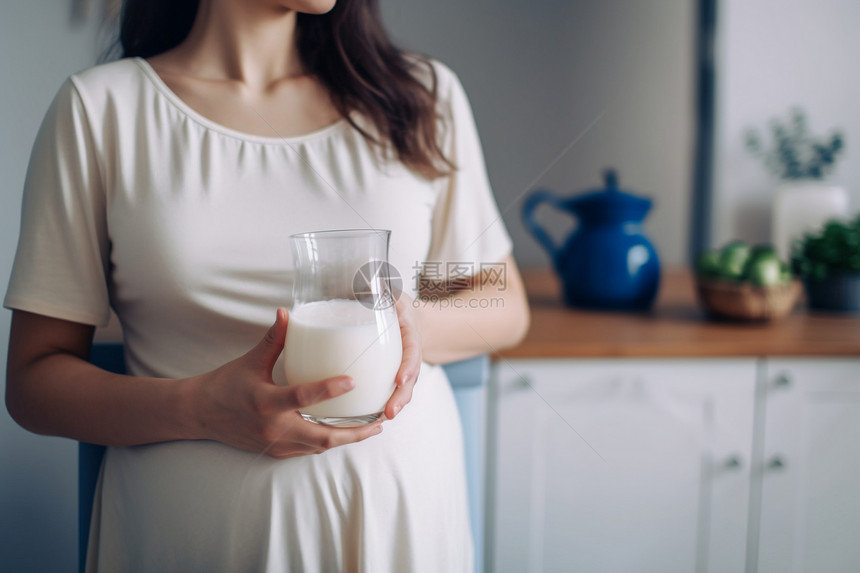 孕妇在家喝牛奶图片