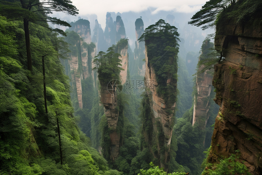 美丽神秘的山峰图片