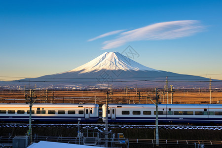 穿过乡村的动车富士山下的火车背景