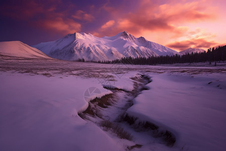 夕阳下壮观的雪山图片