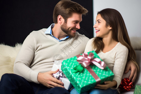 圣诞节互送礼物的情侣图片