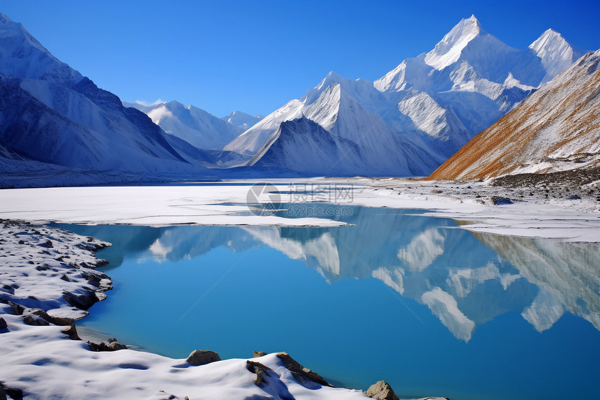 冬天的雪山湖泊图片