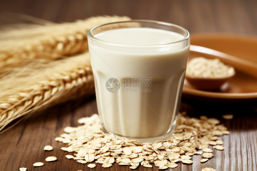 一杯营养健康的牛奶图片